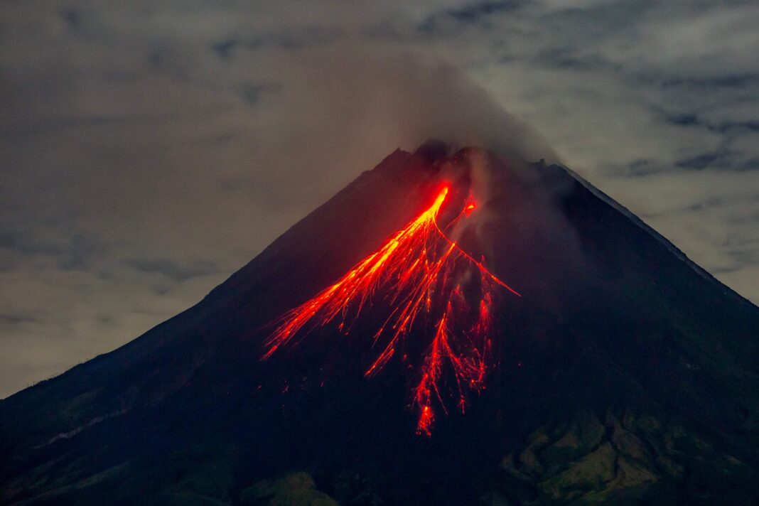 al-menos-diez-muertos-y-casas-arrasadas-tras-la-erupcion-de-un-poderoso-volcan-en-indonesia