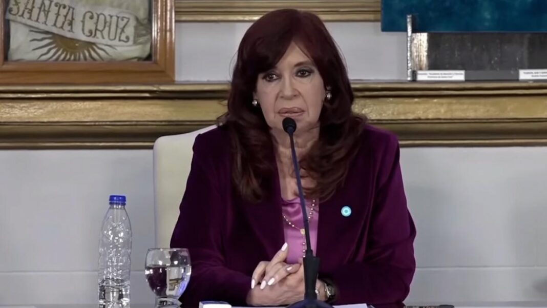 cristina-kirchner:-“como-no-me-pueden-dar-una-pina,-hacen-cosas-como-las-que-hicieron-hoy-en-comodoro-py”